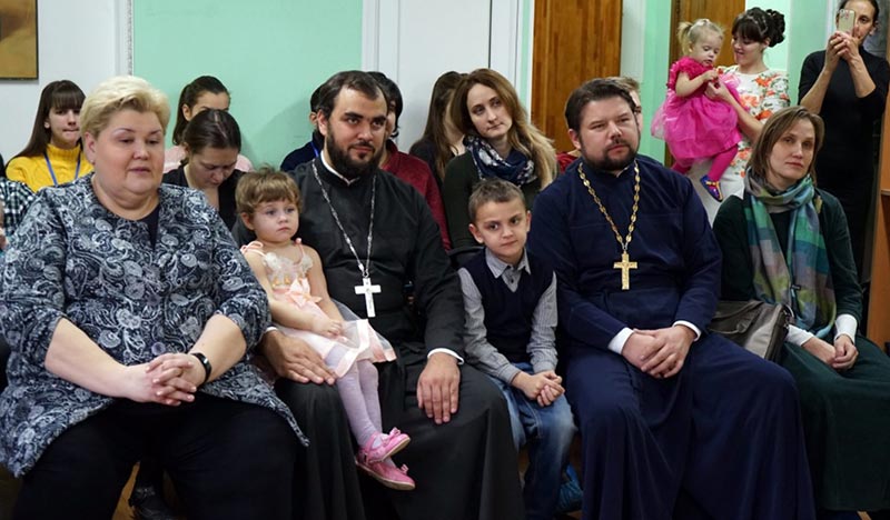 Настоятель Спасо-Преображенской церкви поздравил подопечных Епархиального кризисного Центра с Днем матери