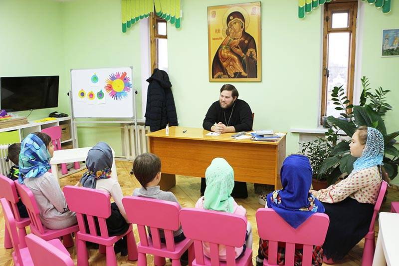 Беседа духовника Карповской воскресной школы с детьми и их родителями перед праздником Первой исповеди