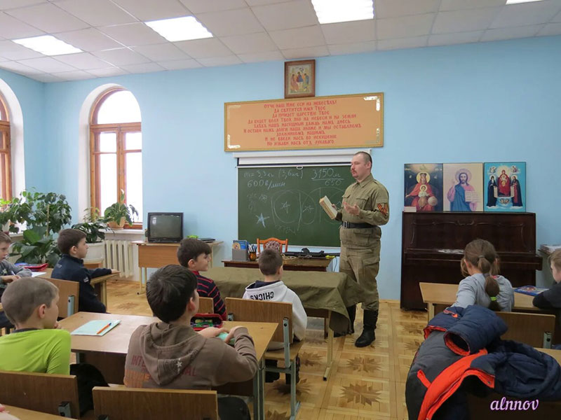 Занятия по Начальной военной подготовки в Воскресной школе храма Преображения в Карповке